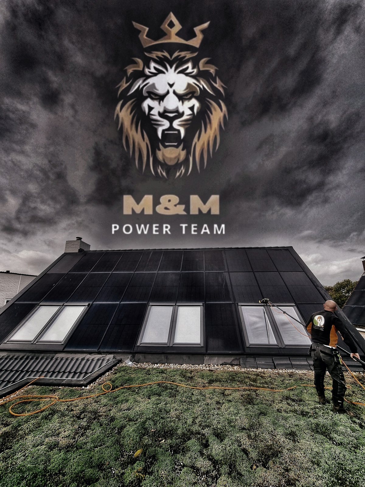 Het logo van M&M Power Team, een leeuw met kroon, boven een huis met een donker dak en een teamlid